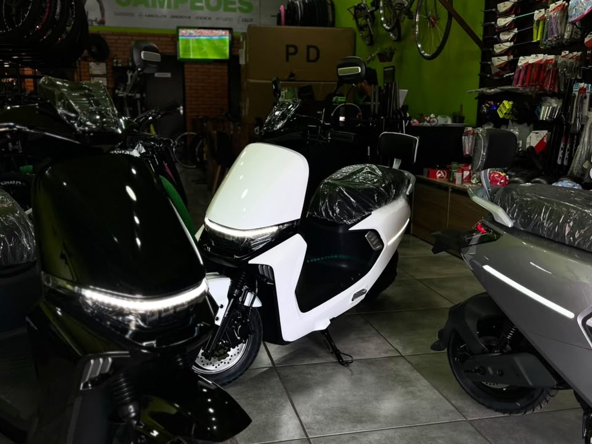 Salão da Consertabike São Borja, com scooters elétricas e bicicletas expostas